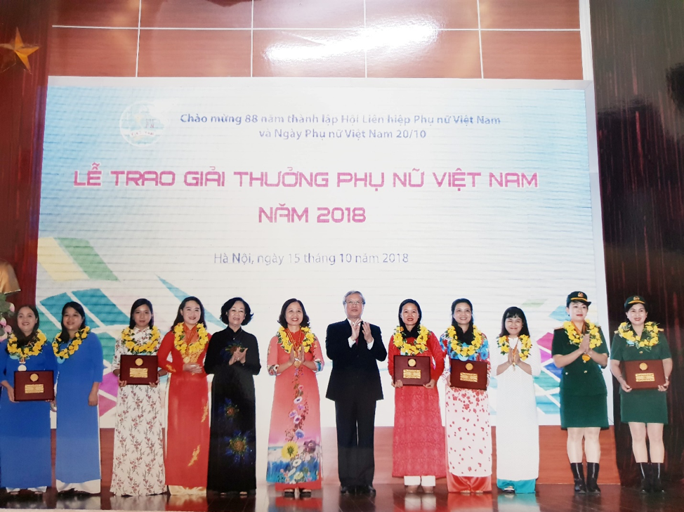 Tập thể nữ Viện Tế bào gốc, Trường Đại học Khoa học Tự nhiên, ĐHQG Tp.HCM đạt giải thưởng Phụ nữ Việt Nam năm 2018